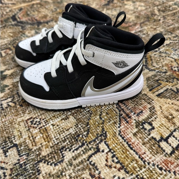 Jordan Kids Sneakers - Picture 2 of 3